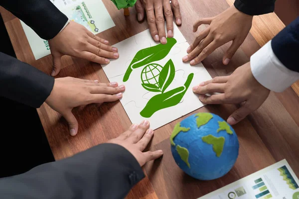 在环保意识标志中形成拼图的企业集团是生态企业对社区的责任和绿色地球的可持续解决方案 好奇怪 — 图库照片