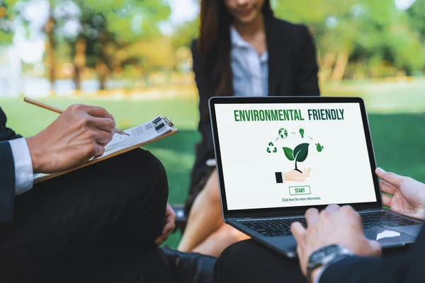 亚洲商人集团计划在笔记本电脑屏幕上开发环境友好型发展计划和可持续的绿色未来技术项目 在自然公园的室外生态办公室 — 图库照片