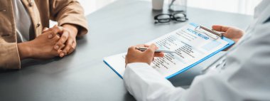 Doktor, doktor kliniğindeki genç hastaya tıbbi teşhis raporunu ve şefkatli sağlık hizmetleri danışmanlığını göster. Doktor randevusu ve tıbbi danışma konsepti. Neoterik