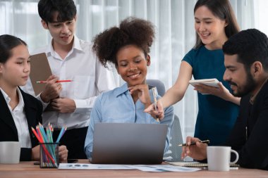 Mutlu iş adamları birlikte çalışır, şirket ofisinde tartışırlar. Profesyonel ve çeşitlilik takım çalışması iş planını bilgisayarda tartışır. Modern çok kültürlü ofis çalışanı. Uyum