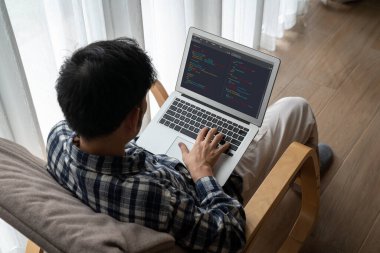 Model uygulama ve program kodlaması için bilgisayar ekranında yazılım geliştirme programlama