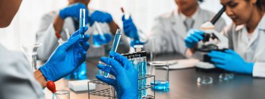 Kendini adamış bir grup bilim adamı kimyasal deneyler ve tıp laboratuarında aşı ilacı veya antibiyotiği geliştirmek için çığır açan bir araştırma yürütüyorlar. İlaç ve biyokimya laboratuvarı. Neoterik