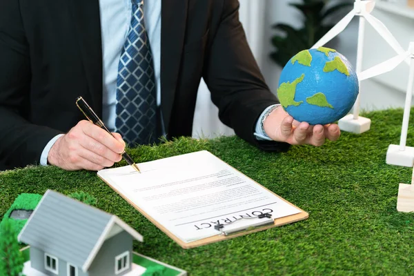Empresário Ceo Escritório Assinando Acordo Regulação Ambiental Para Salvar Terra — Fotografia de Stock