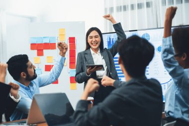 Genç Asyalı iş kadını modern toplantıda TV ekranında veri analizi paneli sunuyor. Bir grup iş adamıyla konferans odasında iş sunumu. Uyum