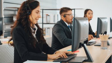 Ofiste çalışan kulaklık takan işadamları uzak müşteri ya da meslektaşlarını desteklemek için çalışıyorlar. Çağrı merkezi, tele pazarlama, müşteri destek acentesi telefon görüşmesinde hizmet sağlıyor. Jivy