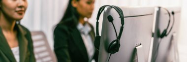 Panorama odak kulaklığı, operatör ekibinin bulanık geçmişine sahip çağrı merkezinin çalışma masasına odaklanır ya da telesales temsilcisi müşteriye müşteri desteği ya da satış sağlamakla ilgilenir. Dahi.