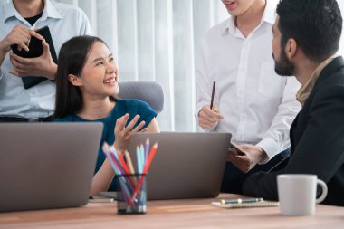 Profesyonel Asyalı çalışanlar, şirket ofisinde takım olarak çalışarak iş planları ve bilgisayarla başarılı olmak için verileri tartışırlar. Modern ofis çalışanı takım çalışması konsepti. Uyum