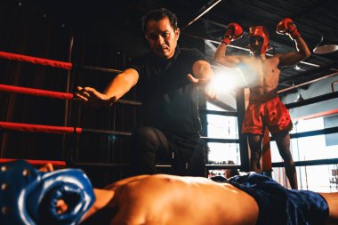 Boks hakemi müdahale etti, nakavt üstüne nakavt olan rakibini kontrol etmek için dövüşü durdurdu. Hakem nakavttan sonra boksör dövüşçülerinin güvenliği için arka planda poz vererek maçı durdurdu. Impetus