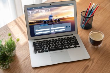 Online uçuş rezervasyon sitesi mod rezervasyon sistemi sağlar. Seyahat teknolojisi kavramı .