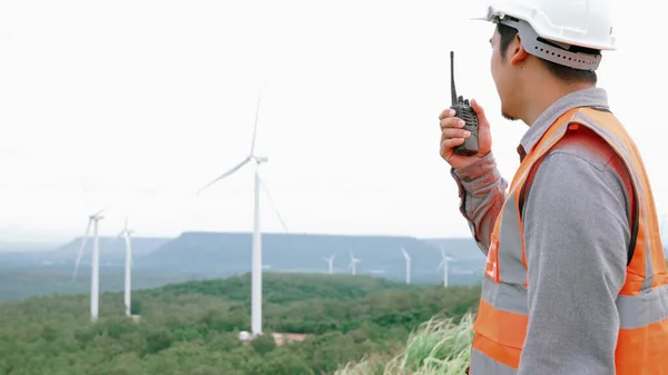 Engineer Working Wind Farm Atop Hill Mountain Rural Progressive Ideal — Stock Photo, Image
