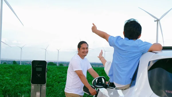 Conceito Família Feliz Progressiva Desfrutando Seu Tempo Parque Eólico Com — Fotografia de Stock