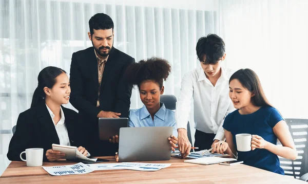 Çok ırklı analist ekibi toplantı masasındaki mali raporu analiz etmek için BI gösterge tablosunu kullanıyor. Çeşitli iş adamlarından oluşan bir grup, FIntech 'in veri analizini başarılı iş pazarlaması için kullanır. Uyum