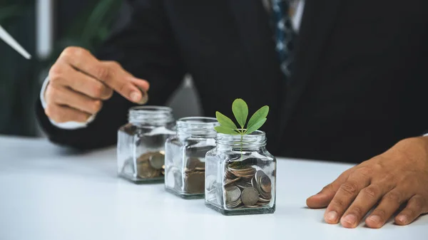 Şadamı Sürdürülebilir Para Büyümesi Yatırımı Veya Eko Sübvansiyon Olarak Ofisindeki — Stok fotoğraf
