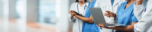 Ärzteteam Mit Krankenschwester Und Facharzt Arbeiten Mit Laptop Und Tablet — Stockfoto