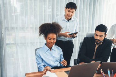 Mutlu iş adamları birlikte çalışır, şirket ofisinde tartışırlar. Profesyonel ve çeşitlilik takım çalışması iş planını bilgisayarda tartışır. Modern çok kültürlü ofis çalışanı. Uyum
