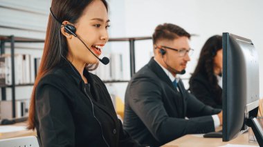 Ofiste çalışan kulaklık takan işadamları uzak müşteri ya da meslektaşlarını desteklemek için çalışıyorlar. Çağrı merkezi, tele pazarlama, müşteri destek acentesi telefon görüşmesinde hizmet sağlıyor. Jivy