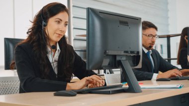 Ofiste çalışan kulaklık takan işadamları uzak müşteri ya da meslektaşlarını desteklemek için çalışıyorlar. Çağrı merkezi, tele pazarlama, müşteri destek acentesi telefon görüşmesinde hizmet sağlıyor. Jivy