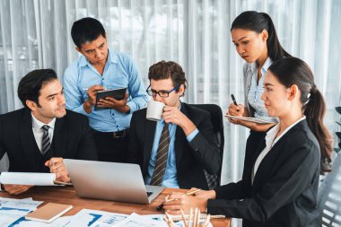 Modern ofis ortamında çalışan çeşitli etnik gruplardan çeşitli iş adamları. Üretken ve çok ırklı ofis çalışanları stratejik ticari pazarlama konusunda tartışmaya giriştiler. Çok titiz.
