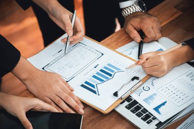 Ofis masasındaki finansal veri raporlarını analiz eden çeşitli bir grup iş analisti. Stratejik pazarlama planlaması için iş zekası analizi çizelgesi ve grafiği.