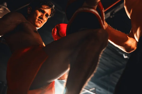 Boxeur Asiatique Caucasien Muay Thai Déclenche Une Attaque Genou Lors — Photo