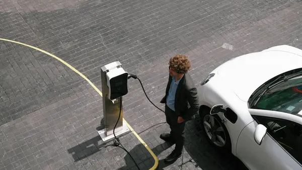 Прогрессивный Бизнесмен Отключает Зарядное Устройство Зарядного Устройства Электромобиля Перед Поездкой — стоковое фото