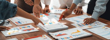 Analist ekibi, FBI Fintech 'i kullanarak mali konsolu inceliyor ve işaret ediyor. İş adamları iş görüşü için raporları inceliyor. Panorama çekimi. İnceleyin