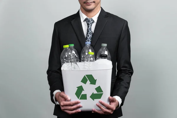 Biznesmen Trzymać Kosz Śmieci Wypełniony Plastikową Butelką Izolowanym Tle Odpowiedzialność — Zdjęcie stockowe