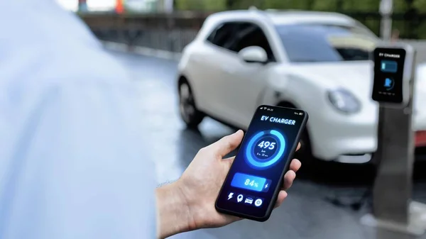 스마트 사업가는 스마트 모바일 애플리케이션의 배터리 인터페이스를 갖추고 차량은 자동차 — 스톡 사진