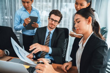 Modern ofis ortamında çalışan çeşitli etnik gruplardan çeşitli iş adamları. Üretken ve çok ırklı ofis çalışanları stratejik ticari pazarlama konusunda tartışmaya giriştiler. Habiliment