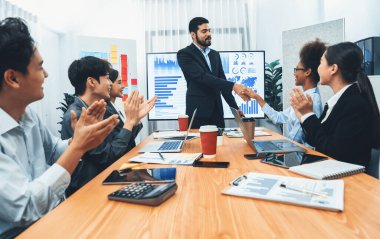 Çeşitli iş arkadaşları bunu şirket işyerinde el sıkışma ve takım çalışmasıyla kutluyor. Başarılı bir toplantıdan sonra el sıkışmayla ya da veri analizi üzerine iş sunumuyla birleşen mutlu iş adamları. Uyum