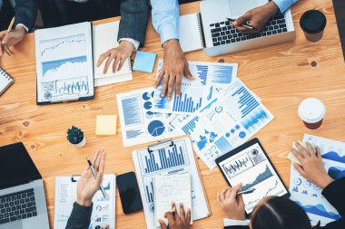 Analist ekibiyle düz görünüm çalışma alanı ahşap masası işletme stratejisi planlamak için BI gösterge paneli verilerini kullanın. İş adamları pazarlama göstergesi olarak FIntech 'in veri analizini kullanır. Uyum