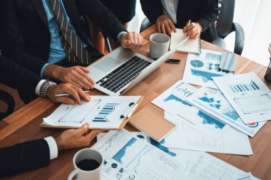 Ofis masasındaki finansal veri raporlarını analiz eden çeşitli bir grup iş analisti. Stratejik pazarlama planlaması için iş istihbarat analizine göre grafikler ve grafikler.