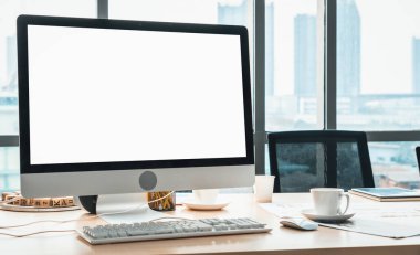Tasarım için boş bilgisayar monitörü modern küçük ofis içi ya da ev içi ofislerde şablon oluşturur. Yaratıcı meslekler için şık bir iş yeri. Jivy