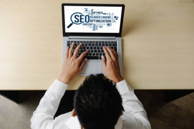 Model e-ticaret için SEO arama motoru optimizasyonu ve bilgisayar ekranında gösterilen çevrimiçi perakende işi