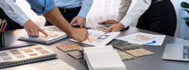 İç mimari ekibinden oluşan bir grup, ev projesinin tasarımı ve planlanması, renk örneği ve ruh hali malzemesi seçimi konularında mühendis ile görüştü. İçgörü