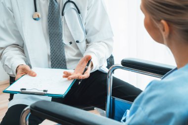 Profesyonel üniformalı doktor hastanedeki ya da klinikteki hastayı muayene ediyor. Sağlık, tıbbi ve doktor servis konsepti. Jivy
