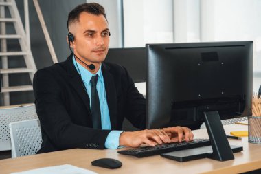 Ofiste çalışan kulaklık takan işadamları uzak müşteri ya da meslektaşlarını desteklemek için çalışıyorlar. Çağrı merkezi, tele pazarlama, müşteri destek acentesi telefon görüşmesinde hizmet sağlıyor. Jivy