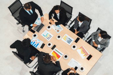İş adamları grup toplantısı ofiste yukarıdan çekildi. İş kadınları, iş adamları ve ofis çalışanları toplantı masasında proje planlama belgeleriyle takım konferansında çalışıyorlar. Jivy