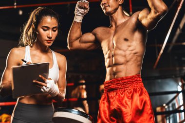 Muay Thai boksörü boks maçından önce ağırlık ölçüsüyle boks sınıfı ataması için ağırlık tartısına çıktı. Kendini spora adamış sporcular ve boksörlerin vücut hazırlıkları. Impetus