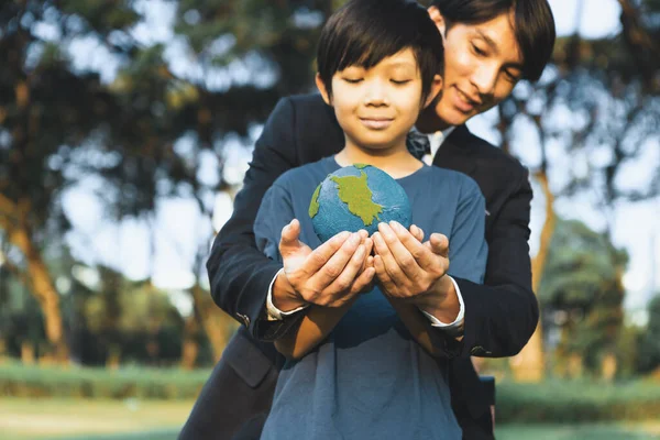 Азиатский Мальчик Бизнесмен Держащий Планету Земля Вместе Концепцию Дня Земли — стоковое фото