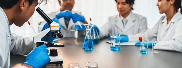Groupe Scientifiques Dévoués Mène Des Expériences Chimiques Microscope Laboratoire Médical — Photo