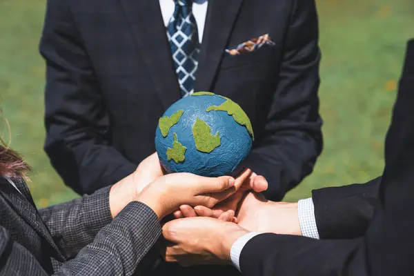 ビジネスの人々のグループは地球の日という概念として地球地球の地球を一緒に持っています 環境にやさしい方法と持続可能な慣行へのビジネスコミットメントによって地球を救う使命 ガイヤー イングランド — ストック写真