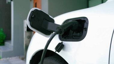 Ev şarj istasyonu, elektronik araç için sürdürülebilir, yenilenebilir enerji kaynağı, modern modern yaşam tarzı için evdeki EV arabaları sağlıyor. Çevre dostu melez elektro ve petrol aracı bataryası.