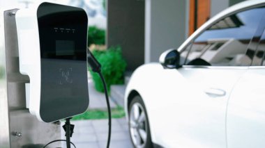 Ev şarj istasyonu EV otomobiller için çevre dostu sürdürülebilir bir güç kaynağı sağlıyor. Elektrikli araçlar için gelecekteki yeşil enerji depolama konsepti.