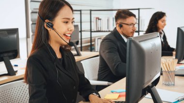 Ofiste çalışan kulaklık takan işadamları uzak müşteri ya da meslektaşlarını desteklemek için çalışıyorlar. Çağrı merkezi, tele pazarlama, müşteri destek acentesi telefon görüşmesinde hizmet sağlıyor. Jivy