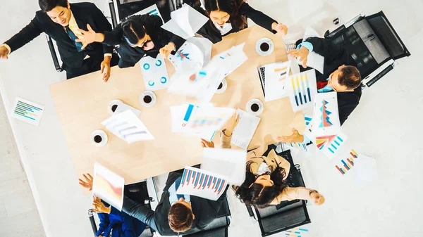 Framgångsrika Affärsmän Firar Tillsammans Med Glädje Vid Kontorsbordet Skott Från — Stockfoto