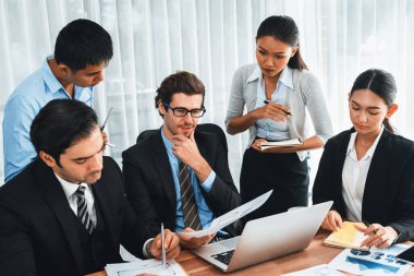 Ofis masasındaki finansal veri raporlarını analiz eden çeşitli bir grup iş analisti. Stratejik pazarlama planlaması için iş zekası analizi çizelgesi ve grafiği.