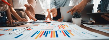 Bulanık analist ekibiyle panorama karesi ve grafik karesini odakla. İş görüşü için masadaki mali konsolu, beyin fırtınasını ve raporları analiz etmek için BI Fintech 'i kullan. İnceleyin