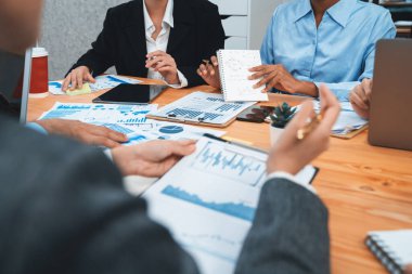 Çok ırklı analist ekibi toplantı masasındaki mali raporu analiz etmek için BI gösterge tablosunu kullanıyor. Çeşitli iş adamlarından oluşan bir grup, iş pazarlama kararı için FIntech 'in veri analizini kullanır. Uyum