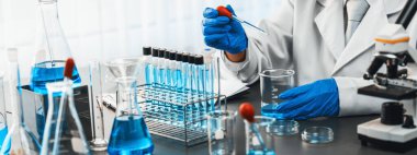 Bilim adamı, aşı ilacı veya antibiyotik için çığır açan gelişmeler olarak tıbbi laboratuvarda kimyasal deneyler ve araştırmalar yürütüyor. İlaç ve biyokimya laboratuvarı. Neoterik